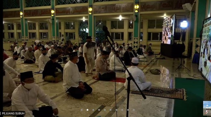 Salat subuh berjemaah di Masjid Raya Pondok Indah