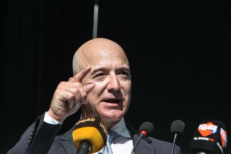 Jeff Bezos mencatat jumlah kekayaan tertinggi sepanjang masa. Kekayaan pendiri dan CEO Amazon ini melonjak Rp 105 triliun (kurs Rp 14.700/US$) hanya dalam semalam.