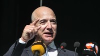 Orang terkaya di dunia, Jeff Bezos mencatat jumlah kekayaan tertinggi sepanjang masa. Kekayaan pendiri dan CEO Amazon ini melonjak US$ 7,2 miliar atau setara Rp 105 triliun (kurs Rp 14.700/US$) hanya dalam satu malam. Osman Orsal/Getty Images.