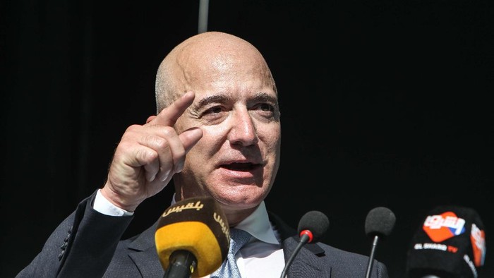 Seperti Sulap, Harta Jeff Bezos Naik Rp 105 T dalam Semalam Jeff Bezos mencatat jumlah kekayaan tertinggi sepanjang masa. Kekayaan pendiri dan CEO Amazon ini melonjak Rp 105 triliun (kurs Rp 14.700/US$) hanya dalam semalam.