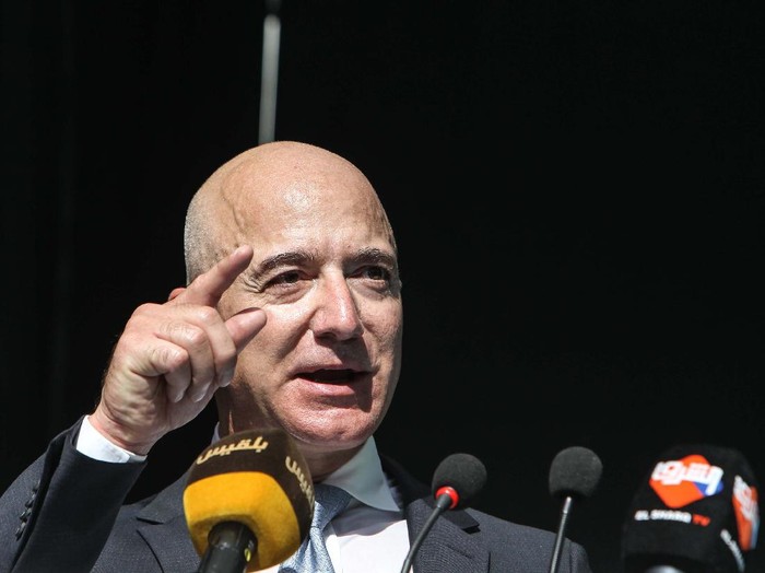 Jeff Bezos mencatat jumlah kekayaan tertinggi sepanjang masa. Kekayaan pendiri dan CEO Amazon ini melonjak Rp 105 triliun (kurs Rp 14.700/US$) hanya dalam semalam.