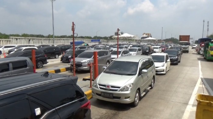 Volume kendaraan yang melintas di Tol Cikampek mengalami peningkatan. Antrean kendaraan juga terlihat di Gerbang Tol Cikampek Utama.