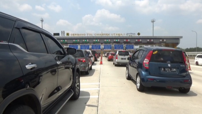 Volume kendaraan yang melintas di Tol Cikampek mengalami peningkatan. Antrean kendaraan juga terlihat di Gerbang Tol Cikampek Utama.