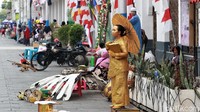 Para penyedia jasa foto dengan kostum unik pun tampak berjejer di salah satu sisi kawasan Kota Tua tersebut.  