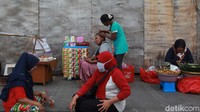 Sejumlah pedagang tampak menjajakan beragam makanan maupun minuman di area sekitar Kota Tua, Jakarta.