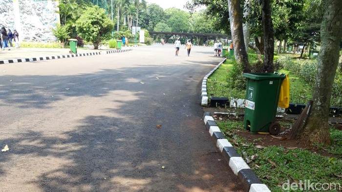 Suasana Ragunan saat libur Tahun Baru Islam.