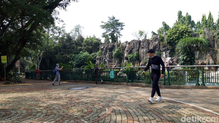 Suasana Ragunan saat libur Tahun Baru Islam.