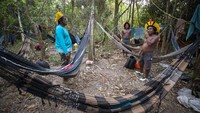Hal tersebut mereka lakukan sebagai bentuk protes atas penanganan virus Corona di Brasil.