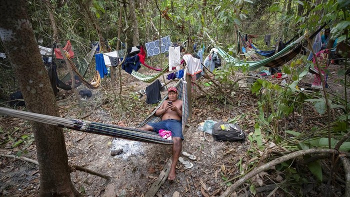 Suku Amazon Ancam Bakal Blokir Jalan Lagi di Brasil Suku Amazon ancam akan blokir jalan utama lagi jika Presiden Brasil, Jair Bolsonaro, tidak menganggapi protes terkait penanganan Corona dan kebakaran Amazon.