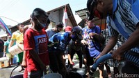 Mengeringnya air sumur di area tempat tinggal mereka membuat warga mandi dan mencuci di Sungai Larangan yang berada di dekat desa mereka tersebut.  