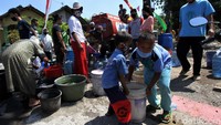 Kondisi itu membuat Paguyuban Warga Ageng Kartasura (Pawartos) memberikan sumbangan air bersih bagi warga di kawasan Kragilan, Sukoharjo tersebut.