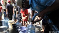 Sejumlah warga mengantre untuk dapatkan air bersih di kawasan Kragilan, Sukoharjo, Jawa Tengah, Kamis (20/8/2020).