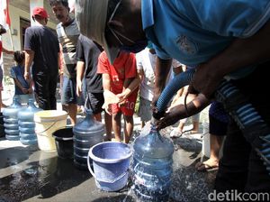 Sumur di Sukoharjo Kering, Warga Antre Air Bersih