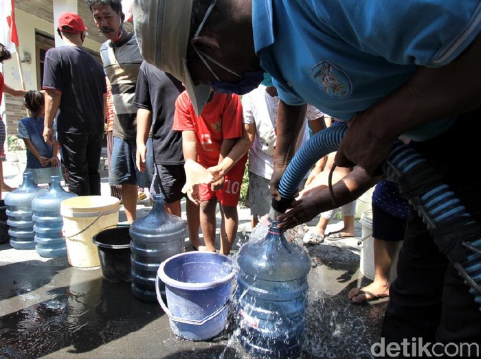 Sejumlah warga di kawasan Kragilan, Sukoharjo, mengantre demi dapatkan air bersih. Hal itu mereka lakukan karena sumur di kawasan tersebut mengalami kekeringan.