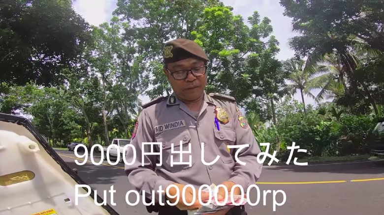 Tangkapan layar video polisi tilang WNA di Bali. Tangkapan layar video polisi tilang WNA di Bali.