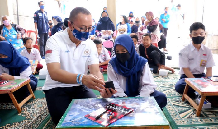 Telepon Pintar dan Leptop untuk Siswa Kurang Mampu Pembelajaran Jarak Jauh (PJJ) menjadi masalah baru bagi siswa tidak mampu yang kesulitan untuk membeli smartphone sebagai media untuk mengikuti proses belajar mengajar.