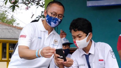 Ponsel Pintar dan Laptop untuk Siswa Kurang Mampu