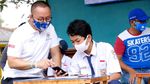Ponsel Pintar dan Laptop untuk Siswa Kurang Mampu