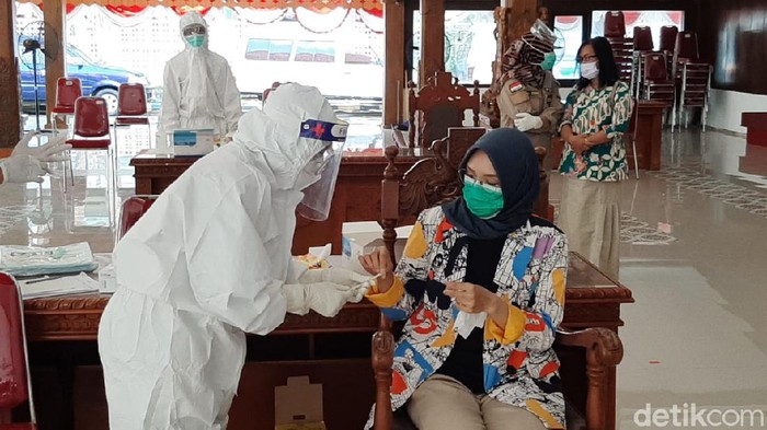 Sejumlah pejabat dan tenaga kesehatan RSUD Waluyo Jati Kraksaan serta Puskesmas Maron positif COVID-19. Akhirnya ratusan pejabat Pemkab Probolinggo tes swab massal.