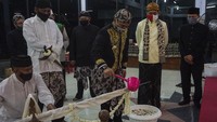 Tombak Abirawa yang dikenal sebagai simbol Pusaka Abirawa tersebut dilakukan penjamasan setiap datangnya Tahun Baru Islam 1 Muharram atau satu Suro sebagai wujud nguri-nguri budaya Jawa. ANTARA FOTO/Harviyan Perdana Putra