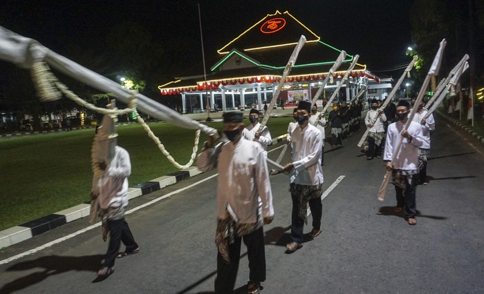Bupati Batang Wihaji (ketiga kanan) menyiram Tombak Abirawa dengan air saat Tradisi Penjamasan Pusaka di Kabupaten Batang, Jawa Tengah, Rabu (19/8/2020) malam. Tombak Abirawa yang dikenal sebagai simbol Pusaka Abirawa tersebut dilakukan penjamasan setiap datangnya Tahun Baru Islam 1 Muharram atau satu Suro sebagai wujud nguri-nguri budaya Jawa. ANTARA FOTO/Harviyan Perdana Putra/foc.