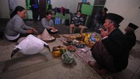 Meskipun diadakan dalam suasana sederhana, warga setempat tetap menjalankan tradisi malam 1 Suro atau 1 Muharram 1442 H sebagai rasa syukur kepada Tuhan Yang Maha Esa atas perlindungan selama hidup di lereng Gunung Merapi. ANTARA FOTO/Aloysius Jarot Nugroho
