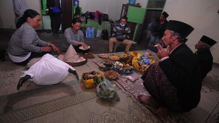 Sesepuh desa menata sesaji saat melakukan Tradisi Malam 1 Suro di lereng Gunung Merapi, Selo, Boyolali, Jawa Tengah, Rabu (19/8/2020). Meskipun diadakan dalam suasana sederhana, warga setempat tetap menjalankan tradisi malam 1 Suro atau 1 Muharram 1442 H sebagai rasa syukur kepada Tuhan Yang Maha Esa atas perlindungan selama hidup di lereng Gunung Merapi. ANTARA FOTO/Aloysius Jarot Nugroho/foc.