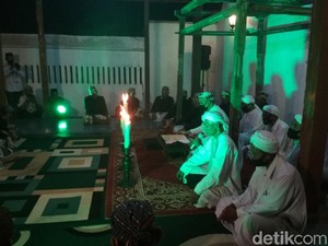 Memahami Perjuangan Leluhur Lewat Tradisi Pembacaan Babad Cirebon