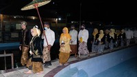 Begitu juga yang terjadi di Temanggung, Jawa Tengah. Sejumlah warga mengikuti tradisi malam satu Suro di kompleks sendang Sidhukun Desa Traji, Parakan, Temanggung, Jawa Tengah, Rabu (19/8/2020). ANTARA FOTO/Anis Efizudin