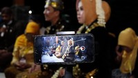 Di tengah pandemi, Tradisi menyambut satu Suro yang biasanya bisa dihadiri ribuan orang, tapi kali ini hanya dihadiri puluhan warga tertentu dan pemangku adat karena pandemi COVID-19. Meskipun demikian, warga bisa tetap mengikuti jalannya acara dan disiarkan secara virtual. ANTARA FOTO/Anis Efizudin