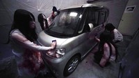 Rumah hantu berkonsep drive-in tersebut memungkinkan para pengendaranya untuk menguji nyali bertemu dengan sejumlah zombie dari balik kemudi mobil.