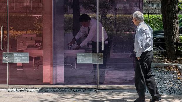 Jepang terkenal sebagai negara yang kaya akan inovasi dan kreativitas. Salah satunya, toilet warna-warni yang tembus pandang di Tokyo. Penasaran?
