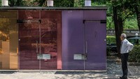 Dilansir dari Getty Images, bilik toilet unik ini didesain oleh arsitek Jepang yakni Shigeru Ban.