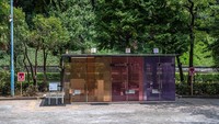 Diketahui, kehadiran bilik toilet tembus pandang di salah satu sudut Kota Tokyo ini pun merupakan bagian dari proyek Toilet Tokyo yang akan mendesain ulang 17 toilet umum di kawasan tersebut dengan berbagai desain unik dan menarik dari sejumlah arsitek dan desainer.