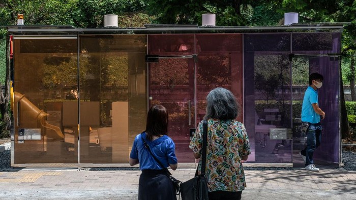 Jepang terkenal sebagai negara yang kaya akan inovasi dan kreativitas. Salah satunya, toilet warna-warni yang tembus pandang di Tokyo. Penasaran?