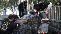 Tak hanya di Jawa Tengah. Di Kediri Jawa Timur pun demikian. Warga membersihkan petilasan Sri Aji Jayabaya di Desa Menang, Kediri, Jawa Timur, Rabu (19/8/2020). ANTARA FOTO/Prasetia Fauzani