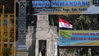 Sejak kemarin, banyak warga dan pengunjung yang berjalan keluar dari gerbang kawasan wisata Sendang Tirtokamandanu di Desa Menang, Kediri, Jawa Timur, Rabu (19/8/2020) untuk melihat dan berkunjung langsung ke petilasan Jayabaya itu. Situs peninggalan kerajaan Kediri tersebut meniadakan tradisi upacara adat dan kirab pusaka memperingati tahun baru Suro penanggalan Jawa guna mengantisipasi penyebaran COVID-19. ANTARA FOTO/Prasetia Fauzani