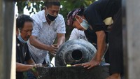 Meskipun meniadakan upacara dan tradisi yang banyak mengdatangkan orang, Tradisi membersihkan tempat petilasan raja Kediri yang terkenal dengan ramalan masa depan nusantara Jangka Jayabaya tersebut dilakukan menjelang bulan Suro penanggalan Jawa. ANTARA FOTO/Prasetia Fauzani