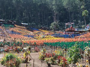 Bukan Belanda, Ini Kincir Angin Warna-warni di Bandung