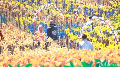 Foto: Taman Kincir Angin Warna-warni di Bandung