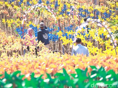 Foto: Taman Kincir Angin Warna-warni di Bandung