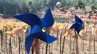 Objek wisata yang menyuguhkan banyak kincir angin berbentuk origami yang terbuat dari plastik dan terhampar di lahan luas. Dari kejauhan kita akan melihat pemandangan tersebut bak kebun bunga yang sedang mekar dengan berwarna-warni (Wisma Putra/detikTravel)