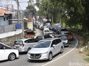 Video: Petugas Berlakukan Buka-Tutup di Jalur Wisata Lembang