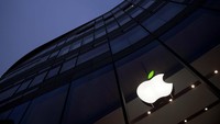 Nilai saham berkode AAPL itu telah melonjak hampir 60% tahun ini dan berada pada titik tertinggi sepanjang masa. AAPL saat ini diperdagangkan dengan harga hampir US$ 470 per saham. Apple berhasil menaikkan valuasinya hingga US$ 2 triliun hanya dalam waktu dua tahun. Sascha Steinbach/Getty Images for Apple.