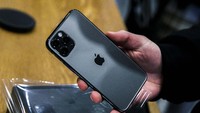 Apple sejatinya bukan perusahaan pertama di dunia yang dihargai setinggi itu. Saudi Aramco pernah mencapai puncaknya pada bulan Desember ketika go public, tetapi jatuhnya harga minyak telah merusak saham perusahaan. Valuasi Apple lantas melewati Saudi Aramco awal bulan ini setelah melaporkan pendapatan yang kuat. Carsten Koall/Getty Images.