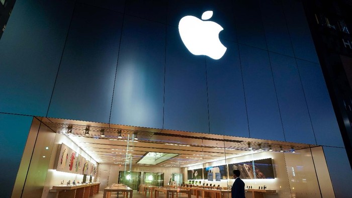 Raksasa teknologi Apple mencatatkan rekor baru. Perusahaan asal Cupertino, AS, itu kini memiliki valuasi sebesar US$ 2 triliun atau sekitar Rp 29.400 triliun (kurs Rp 14.700).