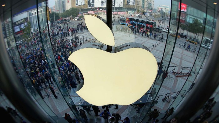 Raksasa teknologi Apple mencatatkan rekor baru. Perusahaan asal Cupertino, AS, itu kini memiliki valuasi sebesar US$ 2 triliun atau sekitar Rp 29.400 triliun (kurs Rp 14.700).