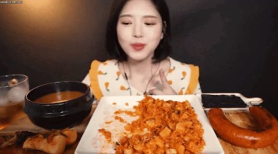 YouTuber asal Korea diduga melakukan kecurangan di konten mukbangnya