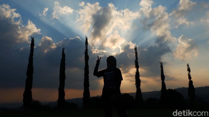 Yuk Bersantai dan Berkemah di Bukit Cemara Bandung Bingung mencari tempat liburan di long weekend ini?. Jika berniat berlibur di Kota Bandung, Bukit Cemara bisa jadi salah satu alternatif pilihan berlibur.