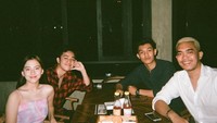 Momen kuliner Adhisty Zara dan Zaki Pohan ini juga tampak dalam foto ini. Bersama dengan dua temannya, Zara dan Adhisty berfoto sebelum pesanan makanan diantarkan. Foto: Instagram